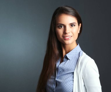 Koyu arka plan karşı bir işkadını portresi