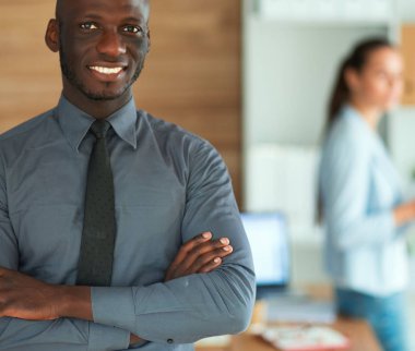 Afrikalı-Amerikalı işadamı iş ofis arka plan üzerinde