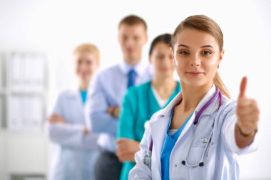 Tıp grubunun önünde çekici bir kadın doktor.