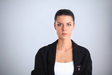 ayakta, gri arka plan üzerinde izole genç kadın