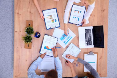 İş adamları toplantıda, ofiste oturup tartışıyorlar.