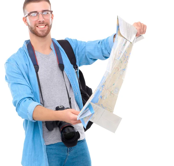 Guapo turista mirando mapa aislado sobre fondo blanco — Foto de Stock