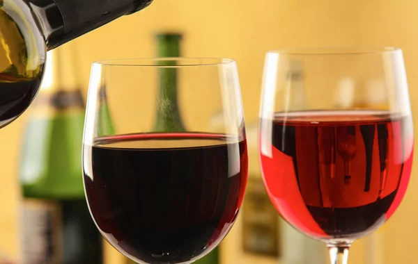 Copa de vino tinto y la botella — Foto de Stock