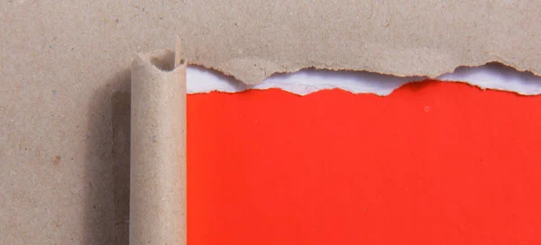 Сорвать красную бумагу и белый фон — стоковое фото