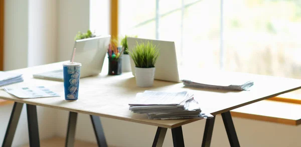 Meja kantor dengan laptop dan latar belakang bisnis . — Stok Foto