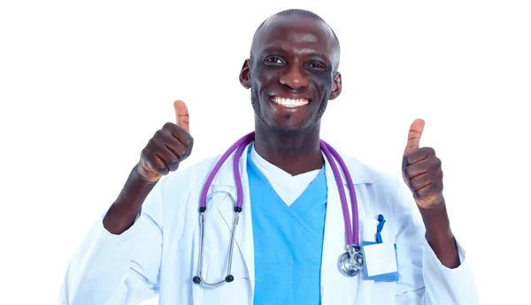 Portrait de médecin vous montrant ok signe debout dans un uniforme blanc sur fond isolé — Photo