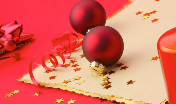 Tarjeta de Navidad con bolas rojas y estrellas doradas — Foto de Stock