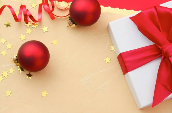 Cartão de Natal com bolas vermelhas e estrelas douradas — Fotografia de Stock