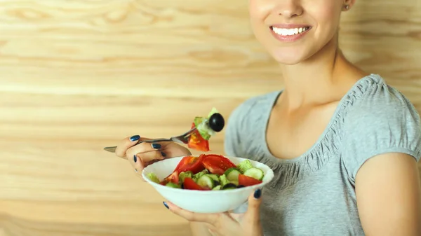 Vacker flicka äter hälsosam mat på trä bakgrund — Stockfoto