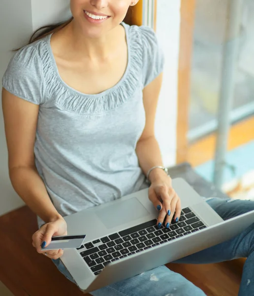 Tânără femeie frumoasă folosind un laptop acasă — Fotografie, imagine de stoc