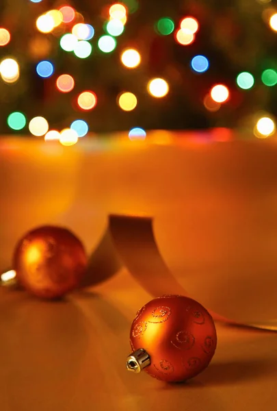 Guld bollar med tejp på jul bakgrund — Stockfoto