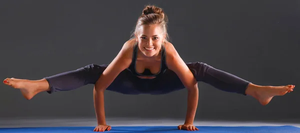 Ritratto di ragazza sportiva che fa esercizio di stretching yoga — Foto Stock