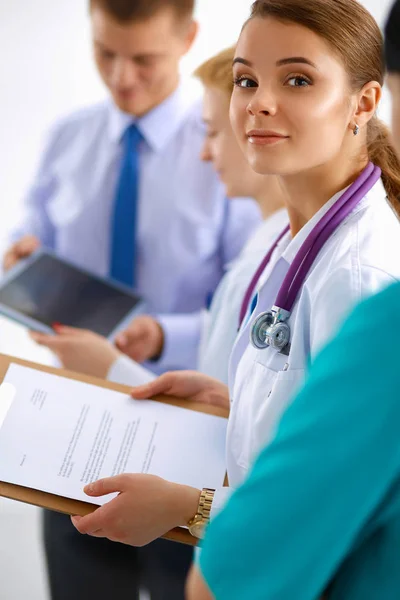 Belle jeune femme médecin souriante assise au bureau — Photo