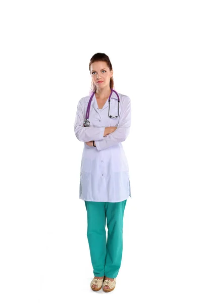 Médica sorridente com uma pasta em uniforme de pé no hospital — Fotografia de Stock