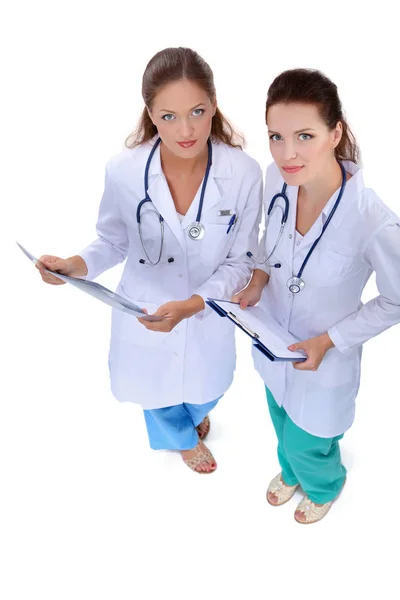 दो सफल महिला डॉक्टरों का चित्र एक लेखन पैड और एक्स-रे पकड़े हुए — स्टॉक फ़ोटो, इमेज