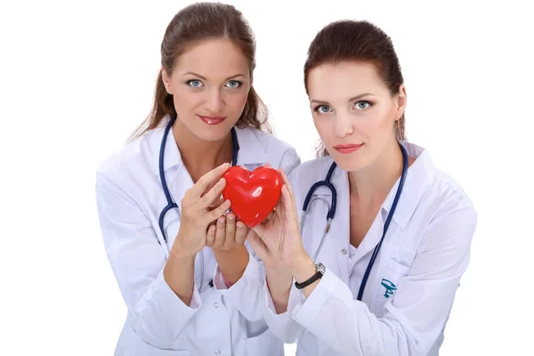 Dwie kobiety lekarz z czerwonym sercem, izolowane na białym tle — Zdjęcie stockowe