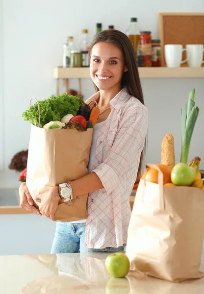 Jonge vrouw met boodschappentas met groenten — Stockfoto