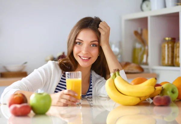 Retrato de una bonita mujer sosteniendo un vaso con sabroso jugo —  Fotos de Stock