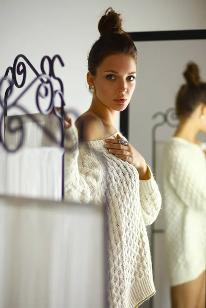 Retrato de uma mulher bonita em suéter em casa — Fotografia de Stock