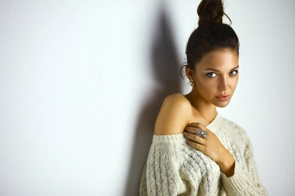 Retrato de uma mulher bonita em suéter em casa — Fotografia de Stock