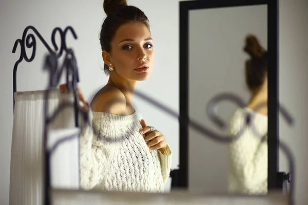 Retrato de uma mulher bonita em suéter em casa — Fotografia de Stock