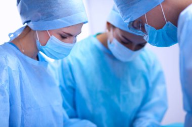 Ekip cerrahı ameliyathanede..