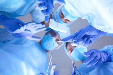 Ekip cerrahı ameliyathanede..