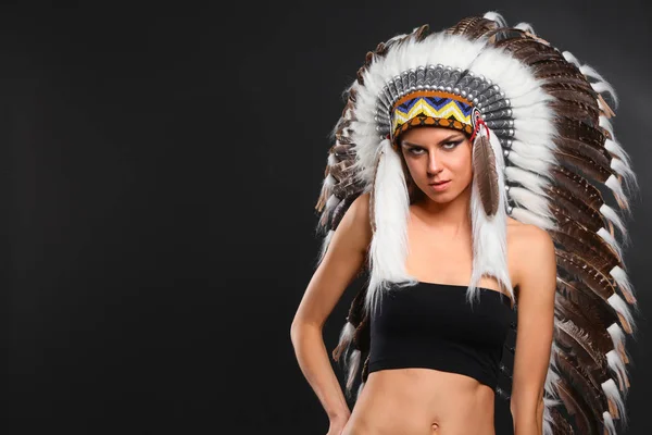 Beautiful woman in native american costume with feathers — Stock Photo, Image