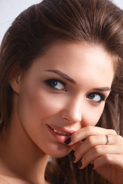 Close up ritratto di bella faccia giovane donna. — Foto Stock