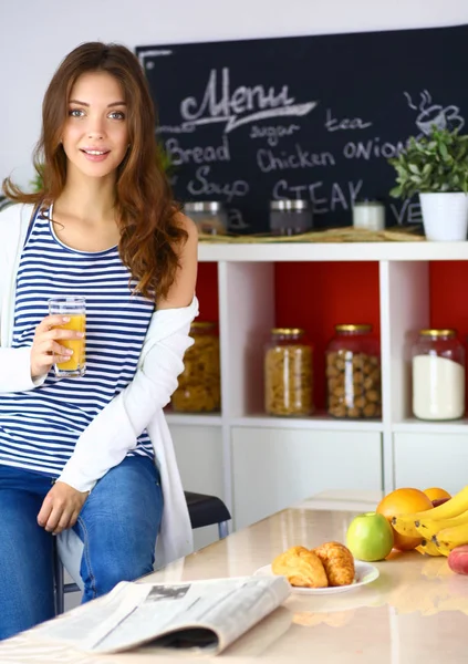 Porträtt av en vacker kvinna som håller glas med välsmakande juice — Stockfoto