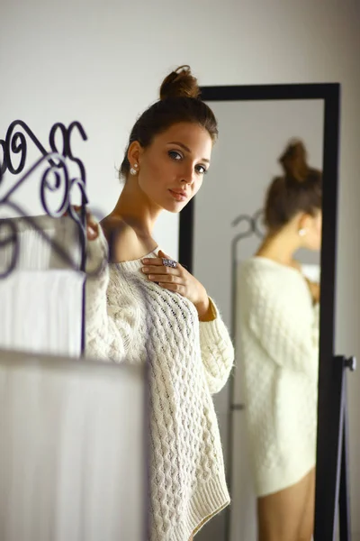 집에서 스웨터에서 귀여운 여자의 초상화 — 스톡 사진