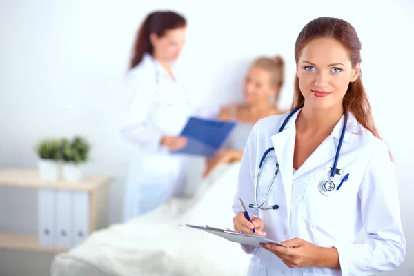 Medico donna con cartella in piedi in ospedale — Foto Stock