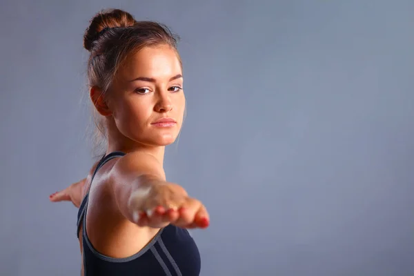 Портрет спортивної дівчини робить вправи для розтягування йоги — стокове фото
