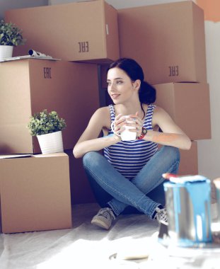 Yeni oda boyama sırasında genç kadın portre