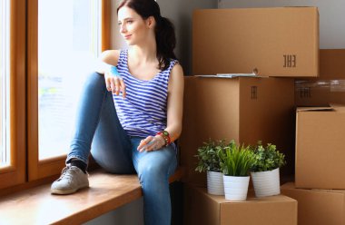 Pencere yeni evde oturan kız