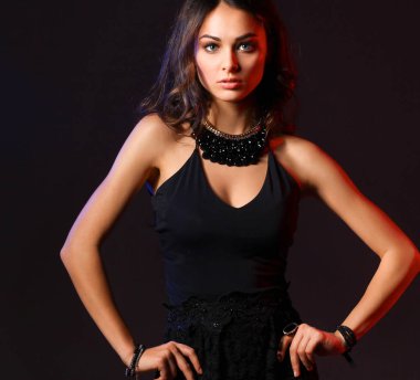 Güzel genç kadın yüzünün yakın portresi..