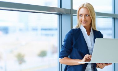 Başarılı kadın memur net-kitap ile gökdelen iç büyük pencere karşı duruyor