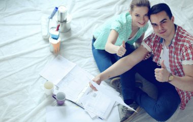 Genç çift katta oturan ve onlar hakkında tasarruf hesaplama