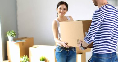 Mutlu genç çift açma veya kutu ambalaj ve yeni evine taşıdıktan