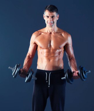 yakışıklı kaslı adam dumbell ile çalışma dışarı