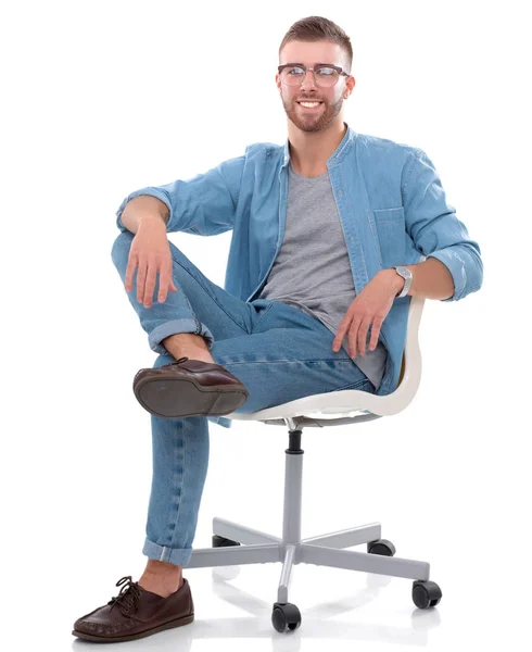 Jovem sentado na cadeira isolado sobre fundo branco — Fotografia de Stock