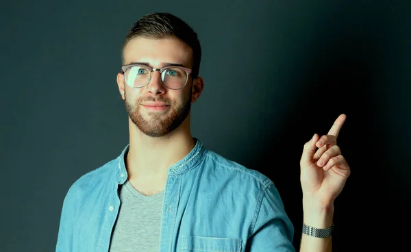 Retrato de un joven sonriente señalando hacia arriba —  Fotos de Stock