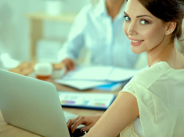 Porträt einer Geschäftsfrau am Schreibtisch mit Laptop — Stockfoto