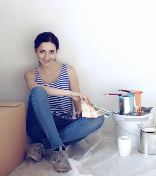 Retrato de mujer joven mientras pinta nuevo apartamento — Foto de Stock