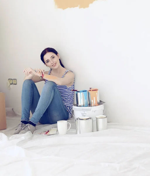 Retrato de mulher jovem enquanto pintava novo apartamento — Fotografia de Stock