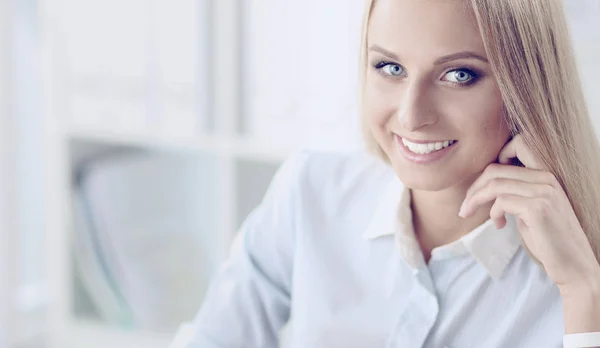 Portrait of beautiful young business woman working on a laptop — Stock Photo, Image