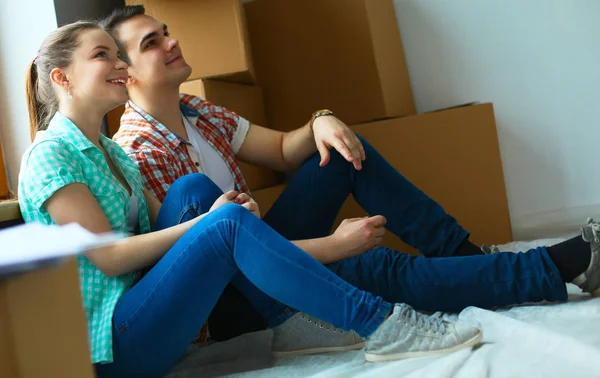 Casal em movimento em casa sentado no chão — Fotografia de Stock