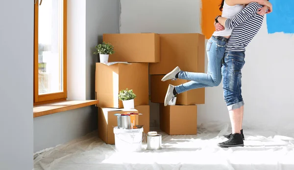 Gelukkig jong stel verhuizen in nieuw huis — Stockfoto