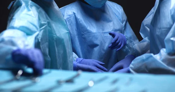 Cirurgião de equipa a trabalhar na operação — Fotografia de Stock