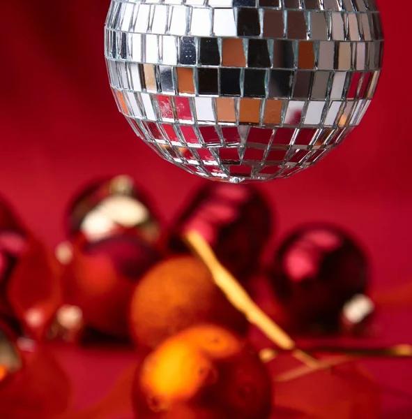 Bolas vermelhas de Natal em uma tigela, no fundo vermelho — Fotografia de Stock